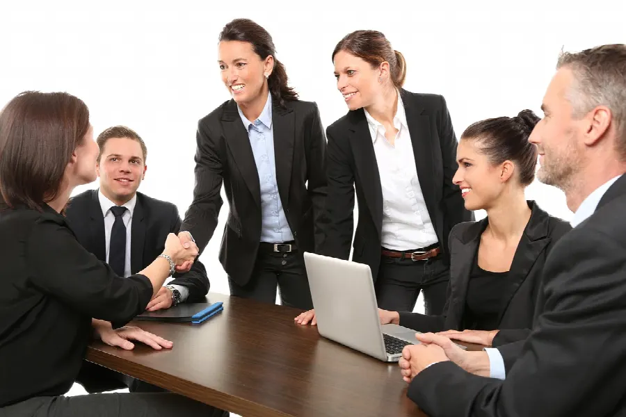 Equipe discutindo projeto em quadro branco
